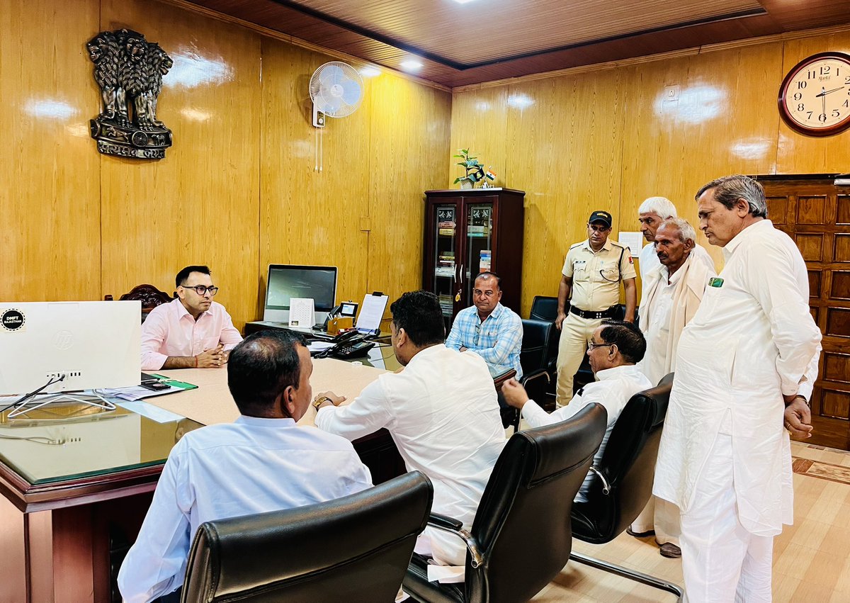 कल, कुम्हारावाली ढाणी (25 RWD, रावतसर) से जुड़े मुद्दे को लेकर ग्रामीणों के साथ जिला कलेक्टर महोदय से मुलाकात कर विस्तारपूर्वक चर्चा की।