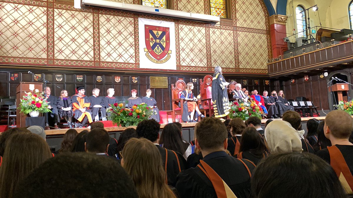 Kanada’nın 🇨🇦 en köklü (kuruluş: 1841), saygın ve prestijli araştırma üniversitelerinden Queen’s University’de <a href="/queensu/">Queen's University</a> Göç ve Vatandaşlık Hukuku yüksek lisansı diplomamı bugün (3 Kasım) diploma töreninde almış bulunuyorum. Bir tebriğinizi alırım!