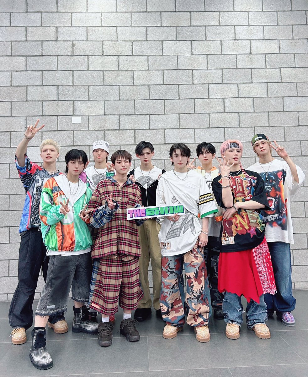 theshow_offcl's tweet photo. 며칠 전 친구가 #더쇼 에게 어떻게 지내? 라고 물어 봐서
“#andTEAM 을 보지 못하는 삶은 100만 가지의 고통이 길게 이어지는 것과 다를 것 없어... 내 마음이 아직 시작점에 가깝다는 걸 믿을 수 없네…그렇지만 &TEAM을 알기 전으로 #BacktoLife 하고 싶지는 않아”
라고 대답함 (*´ ˘ `*).｡oO ( ♡ )

#앤팀 #BacktoLife #Lunatic @andTEAMofficial