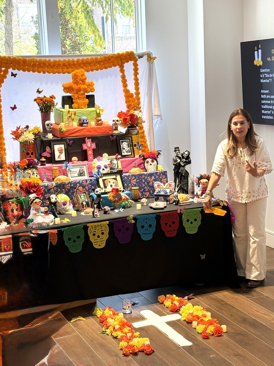 ConsulmexINI's tweet image. La cónsul @MakiTeramotoS asistió a la primera celebración #DíaDeMuertos en el Museo de Historia de Carmel Clay, lo que muestra la difusión que esta tradición mexicana esta adquiriendo en Indiana. 

Verónica🇲🇽 explicó los elementos que conforman un #Altar tradicional.