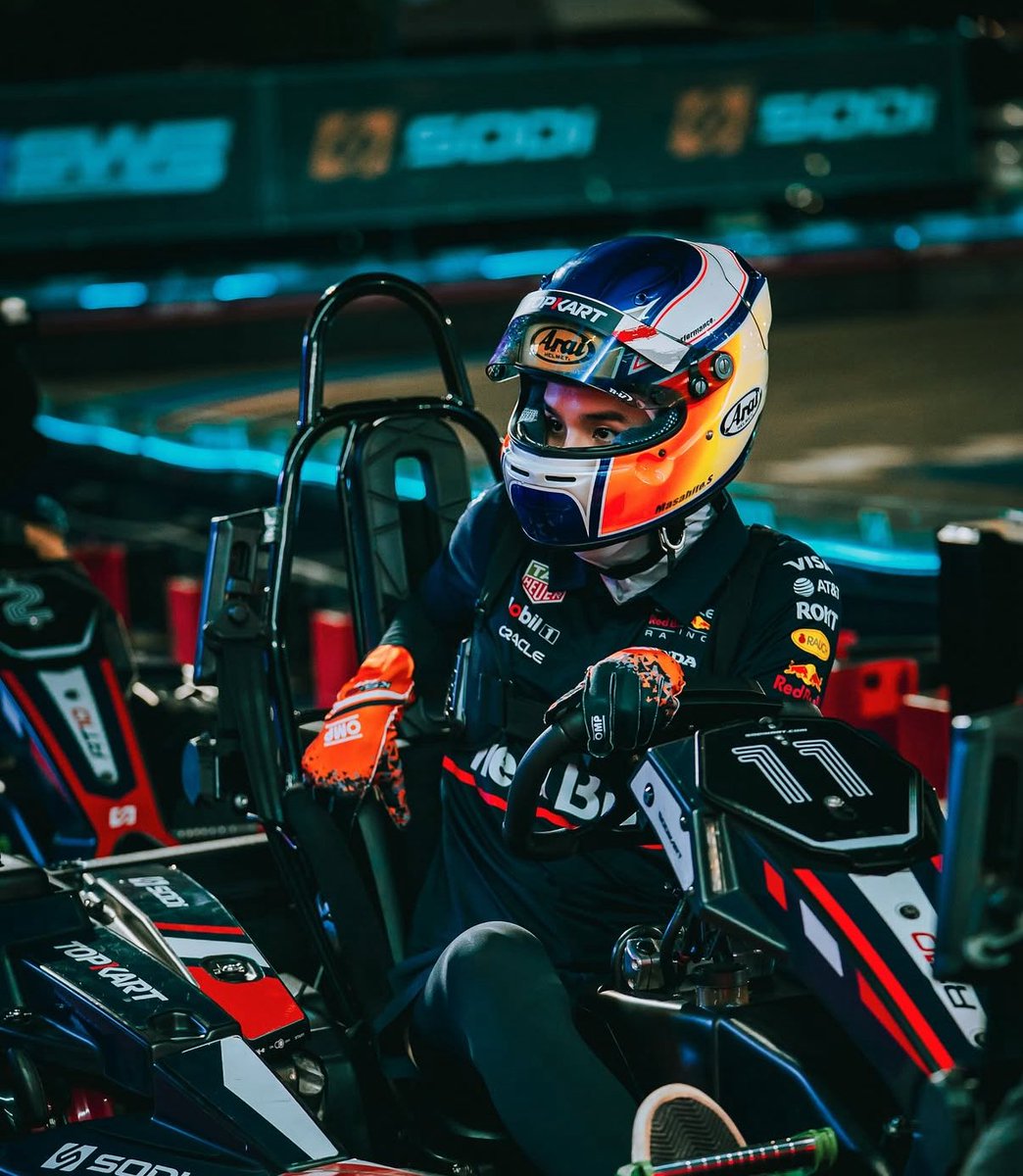 คุณเก่งจัง แล้วใส่เสื้อ Red Bull คนที่รักแม็กสุดหัวใจขนาดนี้อะ ยังจำแววตาตอนที่คุยกับพี่จิมว่าชอบใครได้อยู่เลย หายไปแปปเดียว กลับมาพร้อมกับ รางวัลในมือด้วย รักคุณอะ
 #jimmyyjp