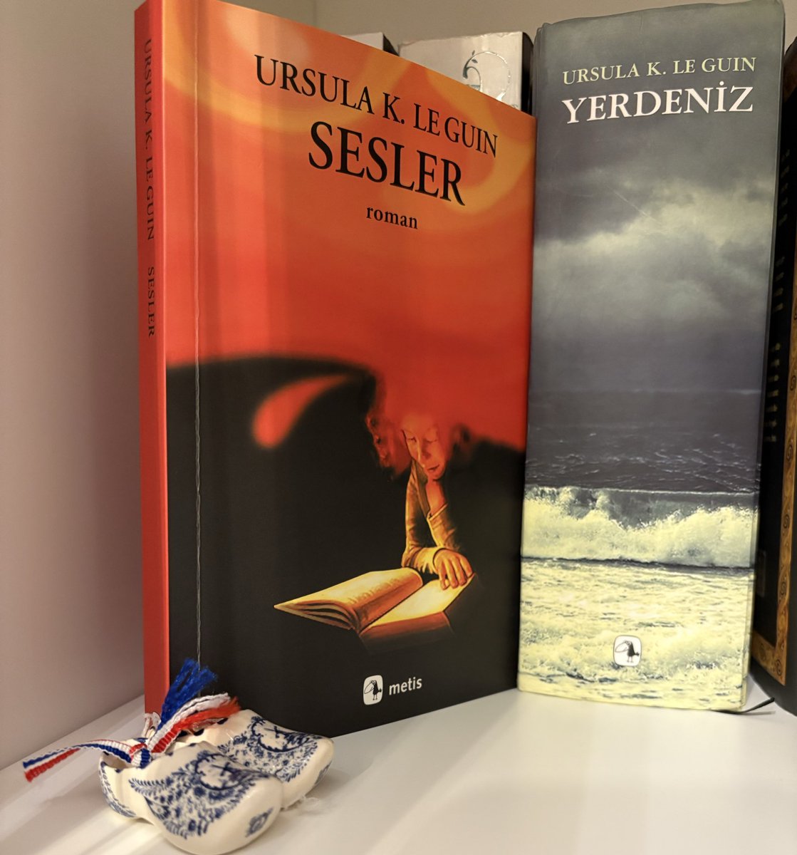 “ Bir nesil , bilginin cezalandırıldığı ve cehaletin saadet olduğunu öğrenerek yetişiyor. Bir sonraki nesil cahil olduklarını bile bilmeyecek çünkü bilginin ne olduğunu bilmeyecekler.”

( Sesler _ Syf: 62 _ Yzr : URSULA K. LE GUIN 🖋️📚)