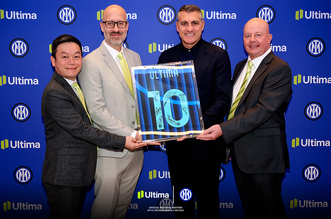 UltimaMarkets's tweet photo. An unforgettable trip to Milan 🇮🇹 💙

The #UM team took our Asian regional partnership with @Inter off the screen and into the stadium. We stepped into Inter HQ, toured the Trophy Room, and signed together — a day rooted in football and finance history!

We had a special moment with Inter legend @vieri_bobo , who spoke about passion, discipline and teamwork — values that resonate with how we approach trading and growth at #UltimaMarkets.

We then headed to San Siro for the Serie A showdown with Fiorentina, soaking up the buzz, the colours and the atmosphere from up close. The visit captured what this partnership represents: excellence on the pitch, precision in the market.

Check out the highlights from our Milan trip!

#UMxInter #Inter #Partnership #Nerazzurri