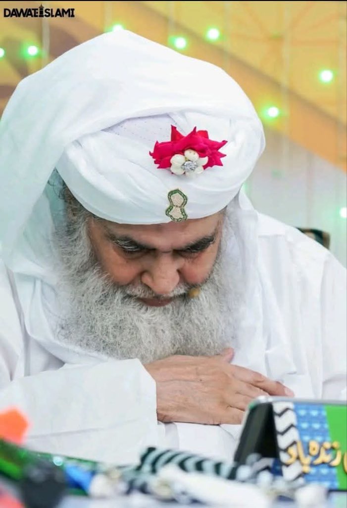 عاشق تو وہ ہے جس کو فراق یار میں بھی صحبت یار میسر آتی ہو
اور ہمہ وقت اپنے محبوب کی زیارت میں مگن ہو
سوائے محبوب کے ہر ایک منظر کو دیکھنے سے اندھا ہو