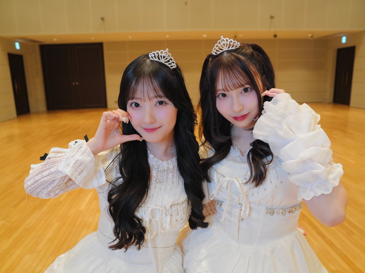 🪽💍舞踏会Photo③💍🪽 🧡川本笑瑠 x 桜庭遥花🩷 肩抱いてます ▽生誕