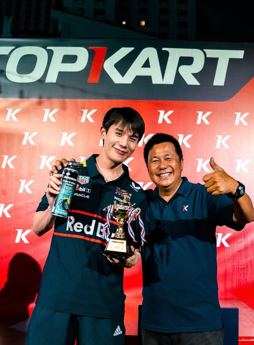 หายจ๋องไปทำอะไรที่ชอบอยู่นี้เอง โฮกกกกเลย ㅠㅠㅠㅠ💜🥺🏎️ แล้วไปได้ถ้วยมาเลยเหรอ ฮือออออ เก่งนิน้าาา โอ้ยยยย หล่อเว้ยยพี่ ! หายจ๋องไปเลยจริงๆ น้าาา แล้วดูดิ เท่สุดๆ ไปเลย ชอบอ่ะพิมู่ว ฮึกกกก 👊🏻👊🏻👊🏻 โผล่มาลงรูปเซอไพ้ครับคุนแม่ 😭👊🏻