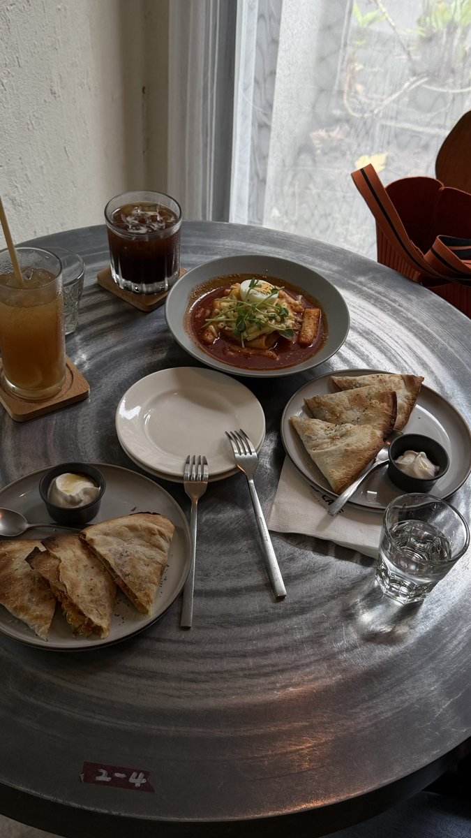 20도 스산한 타이페이. 드디어 맨튜맨 꺼내 입었다가 하체데이 땀 엄청 흘리고 학생이랑 떡볶이 점심. 해피엔딩.