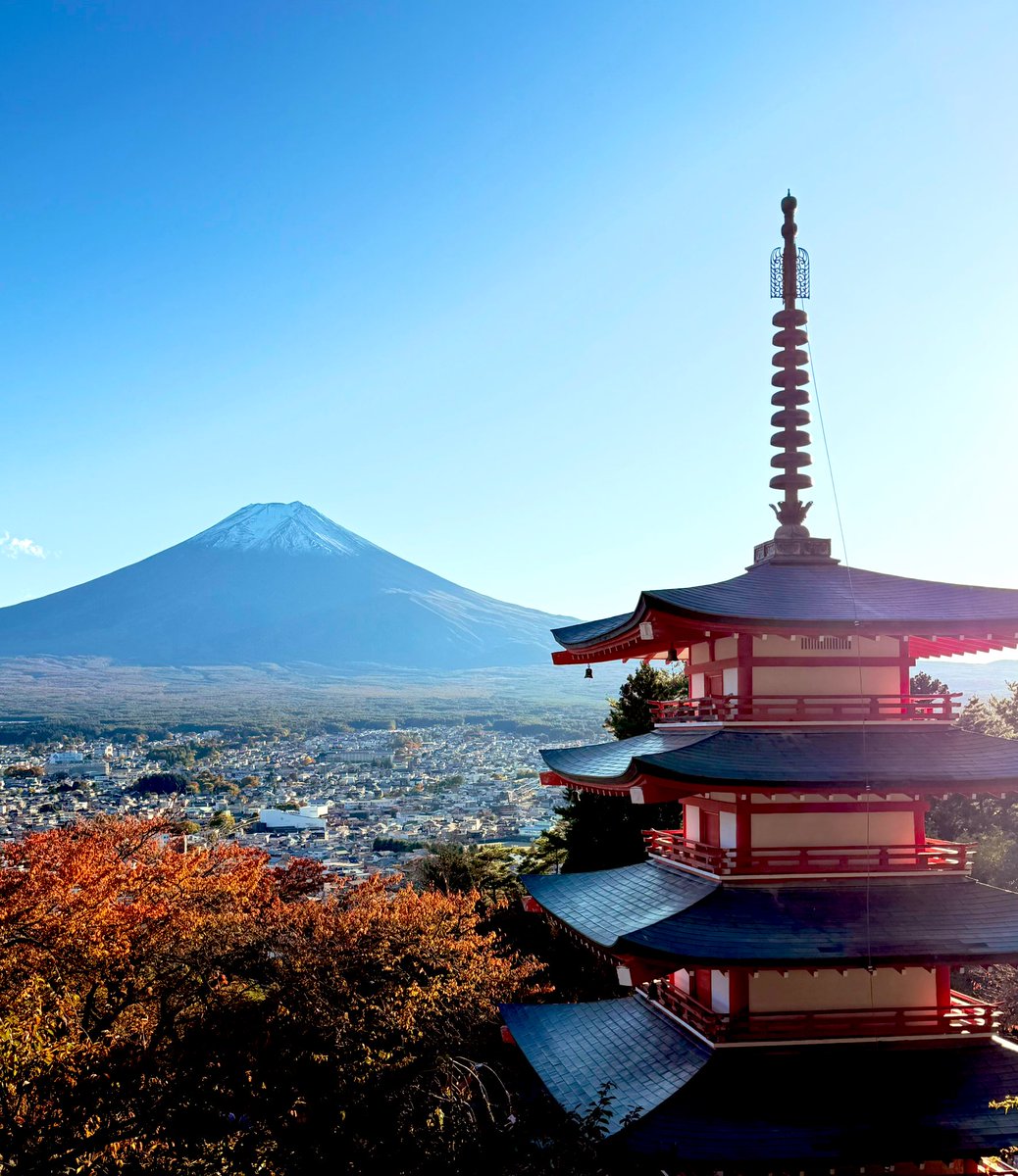 Shinonome0086's tweet photo. 富士山と紅葉　
#富士山 https://t.co/OeFjqgffRW