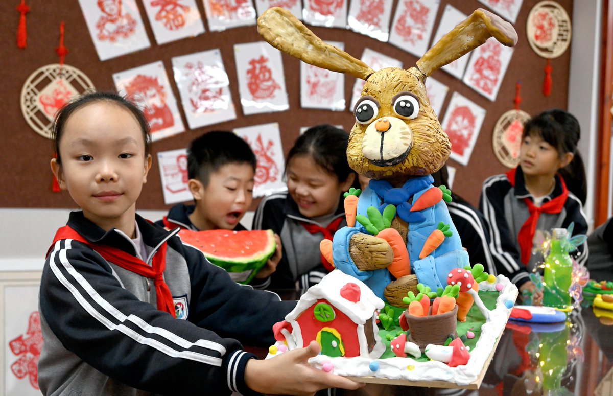 i_hebei's tweet photo. Turning trash into treasure! ✂️✨
At Railway Primary School in Handan, students are creating magic from waste materials. Who knew recycling could look this fun? ♻️🌟（Photo by Hao Qunying）
#Handan #WasteToTreasure #EcoFriendly https://t.co/qcCLyENlSm