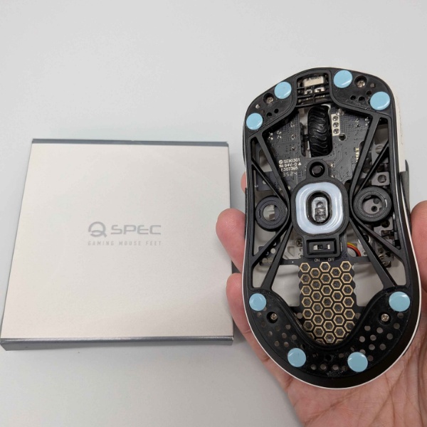 ガラスマウスパッドを使用するとき
最近お気に入りのマウスソールは

QSPEC さんの「QSPEC Aqua」です

かなり止めやすいです！
滑らかに動かせるのに止めたいところで止まります！
ローセンシにはもってこいです！

今度は布でも使ってみようと思います

#QSPEC #lamzu