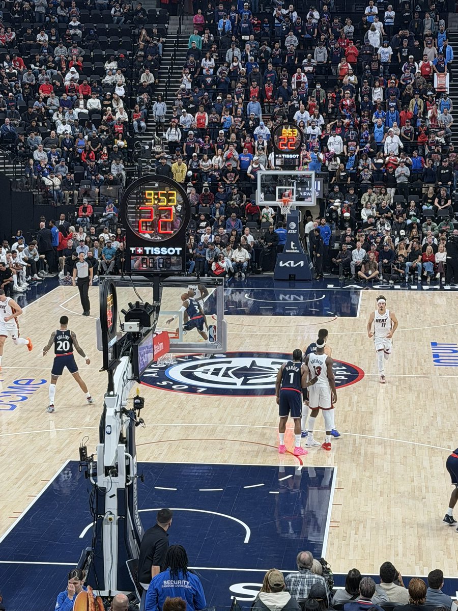 donpopo10's tweet image. Shoutout to @kali_kountry for the seats for today’s game, had fun, only thing that killed it was Ty Lue being a dumbass 😭💔