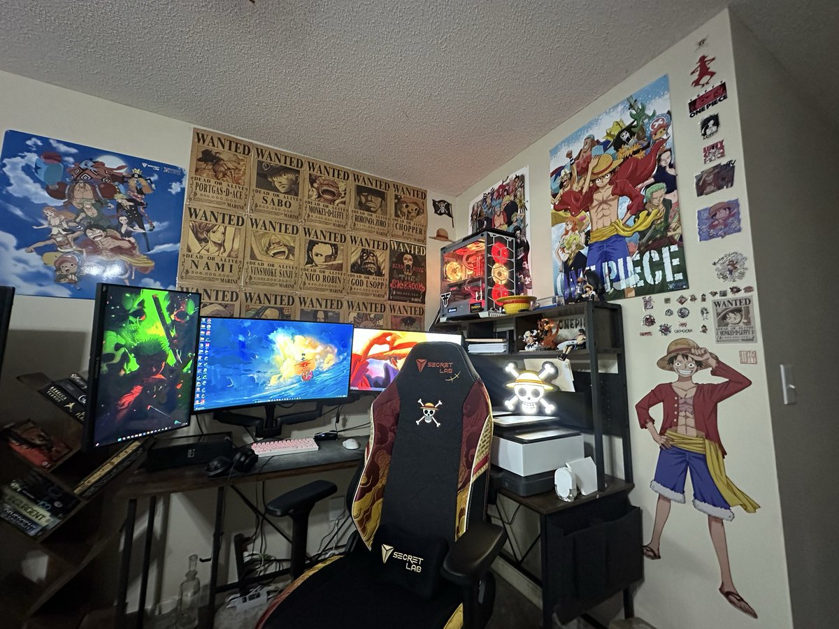 DaddyHashtag_'s tweet image. Preordering this was the best decision. It’s so comfortable and the quality blew my mind! Really completed that set up. The King of the pirates is here. Joyboy has returned!! @secretlabchairs #secretlab