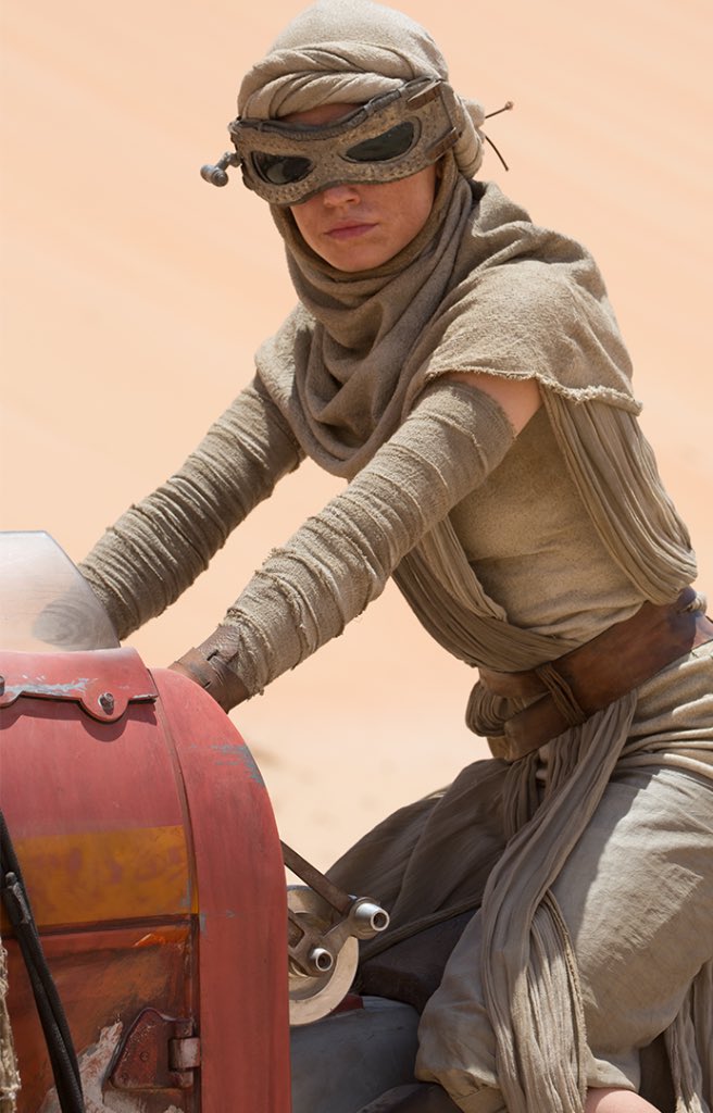 Do they think she’s worn the same article of clothing her entire life despite growing to the size of an adult? Is it because her clothes are beige?
I would assume the desert scavenger doesn’t have an extensive wardrobe but she’s clearly wearing different clothing here