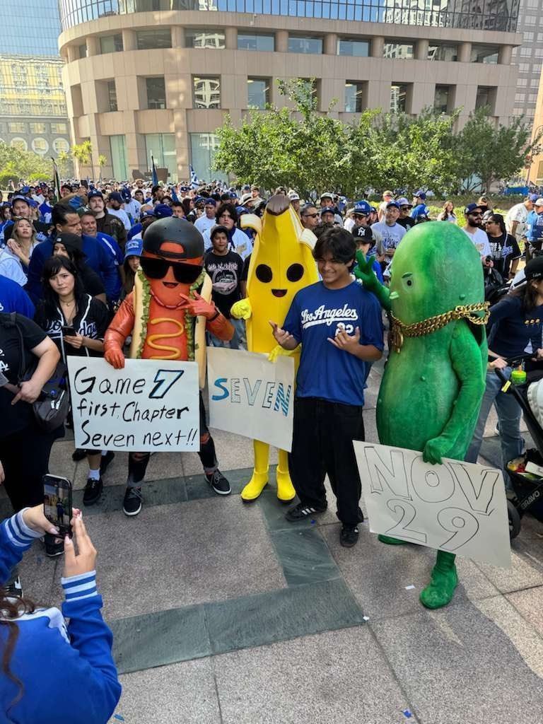 ItsEydrian_'s tweet photo. Personagens do FORTNITE apareceram no jogo do LA Dodgers com várias placas destacando o número SETE! 7⃣

Será que podemos sonhar demais? 🤔 https://t.co/0b6j2pjhgs