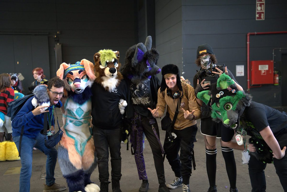 LexieInTheBox's tweet image. i love my friends bro