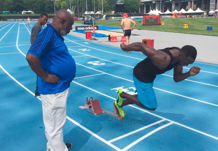 Esse é Glen Mills, treinador responsável por corrigir a técnica de Usain Bolt. Mills nunca foi atleta profissional. Bolt foi tricampeão olímpico. Ele viu detalhes, porque se preparou pra ser estudioso e analisar parâmetros que Bolt, que treinou pra ser atleta, deixava passar.