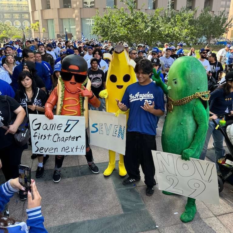 Jorge_Most's tweet photo. La comunidad teoriza que LOS SIETE podrían regresar en el siguiente Capítulo:
- En la promoción del partido de los Dodgers han hecho un énfasis claro en la palabra "Seven", como en el teaser de Hollywood.
- Mark Rein dijo que le iban a poner cariño a la historia.
📸 @4kontrollers