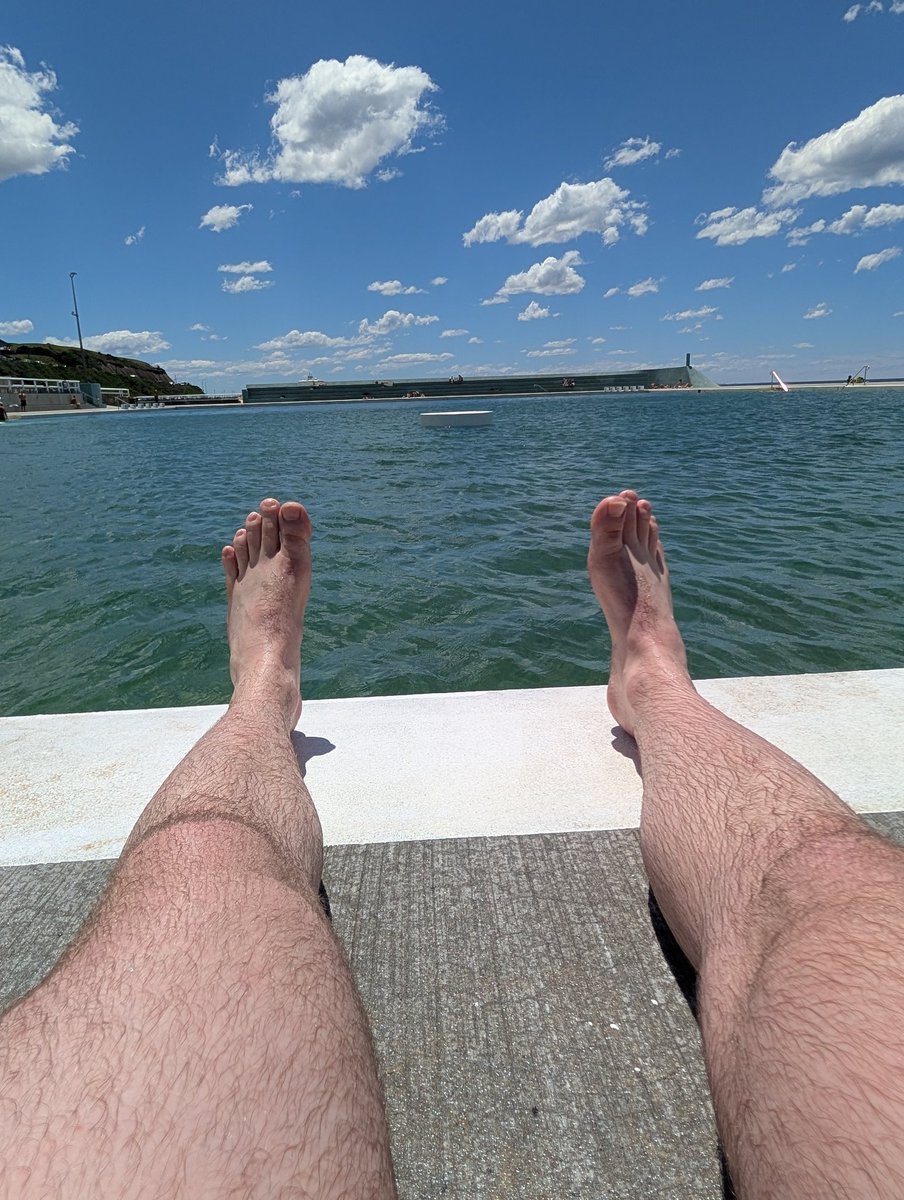 I gotta post this. This is a fucking amazing day at an Aussie beach/seabaths