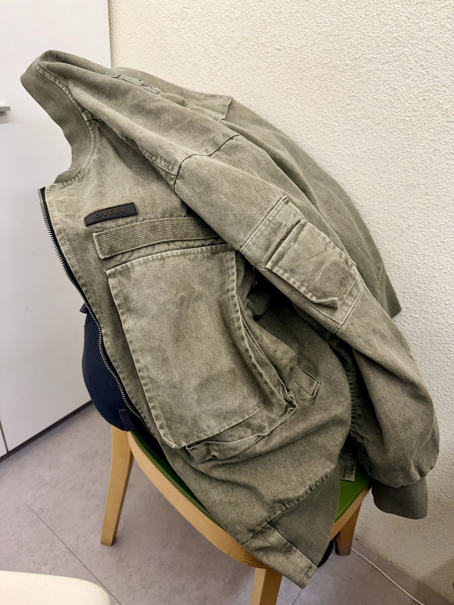 가능하면 매일 스타일을 바꾸는 편인데
오늘은 어제 입었던 자켓을 다시 걸쳤다. 

“아빠, 이거 가져갈래 ~ 넘 이쁜데?”

딸의 한마디에 우쭐해져서 ㅎㅎㅎㅎ