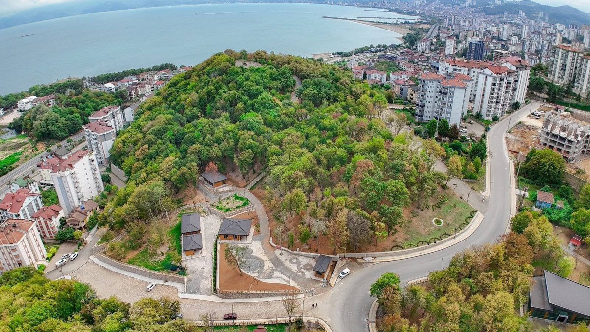 Fatsa’da çok katlı betonarme evler her yerde mantar gibi... Tarihin şahidi bir kilise kalıntısının fotoğrafında bile gökyüzü yerine yüksek apartmanlar gözüküyor. Yine bu tip devasa binaların dört bir koldan sardığı Fatsa’nın Çerkezler tepesi sanki orman olması yüzünden kurtulmuş.