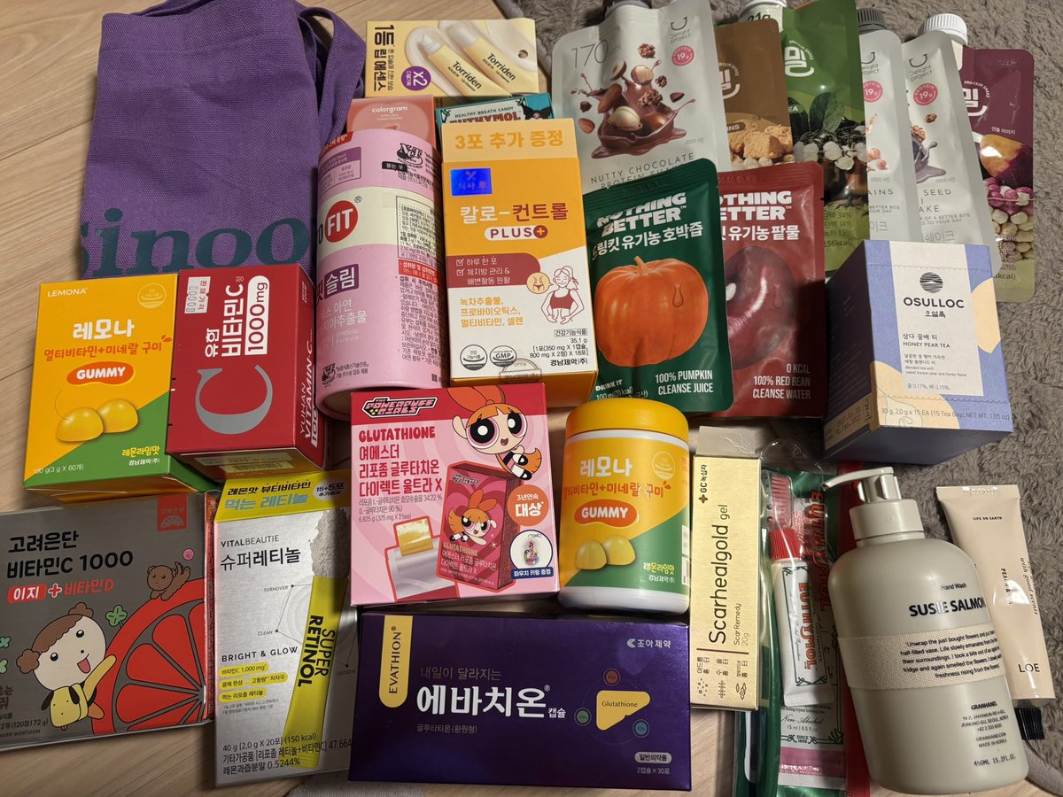 f_dietdiary07's tweet photo. 韓国購入品！
ちなみに右下のハンドソープは日本人が大好きなGRANHANDで買ったんだけどめちゃくちゃいい香りなのでおすすめです。

あとその左側にある金色のパッケージはあざクリームなんだけど、ノスカナと同じ成分で少し安い(広告が少ないから)てことで買いました🎶

sinoonバッグは全色集めてる https://t.co/nLmPYFxW7W