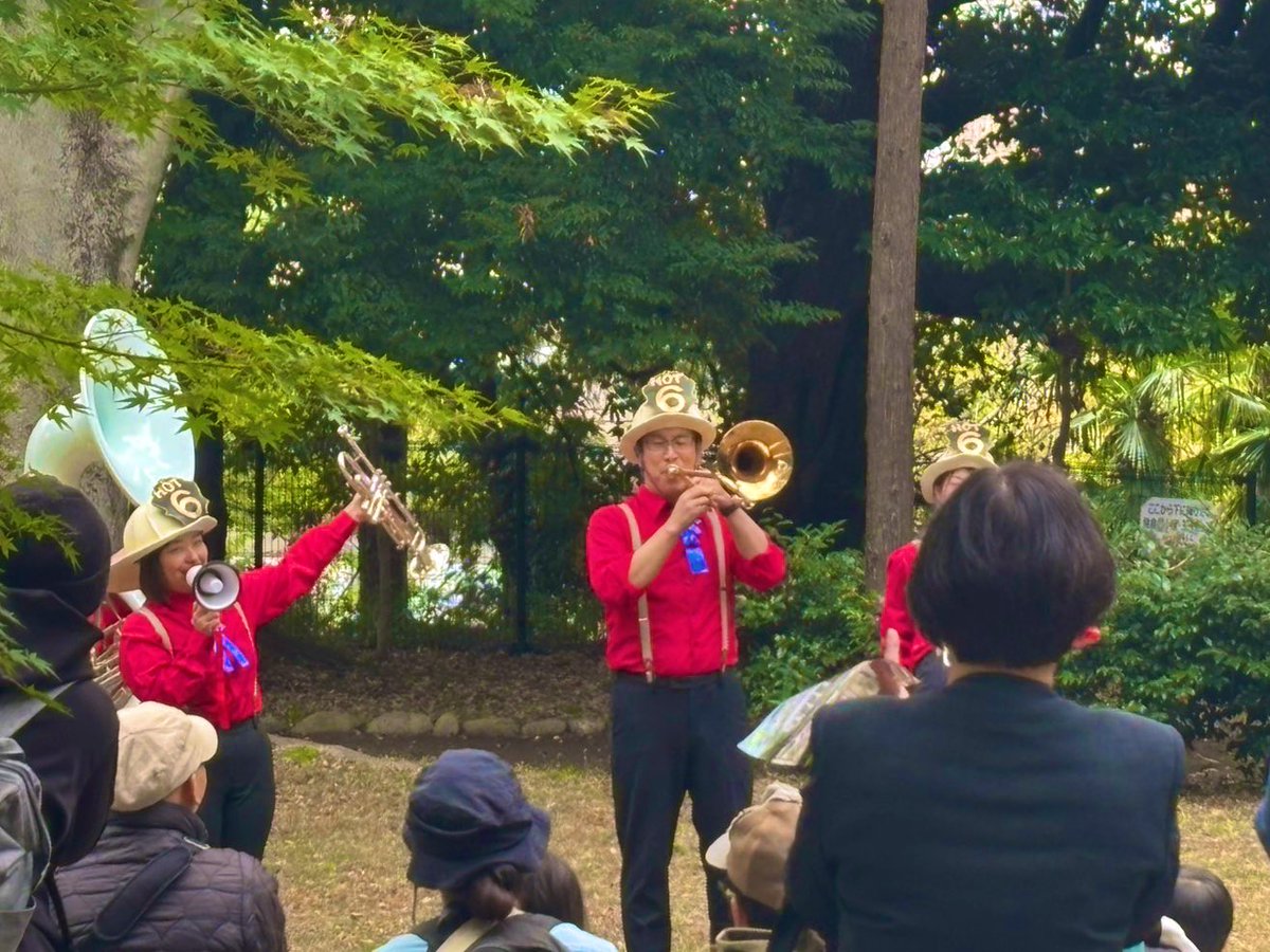 Spring6Hot's tweet photo. 飛鳥山芸術祭‼️
渋沢栄一庭園を練り歩き青淵文庫前の素敵な広場で演奏させていただきました😊✨

過ごしやすい陽気で沢山のお客様が集まってくださり、とても楽しいしい時間となりました🥰

#クリスマスイベント
ご依頼おまちしております♪

#飛鳥山
#青淵文庫
#飛鳥山芸術祭
#HotSpring6 https://t.co/yNCOK1Qmnm