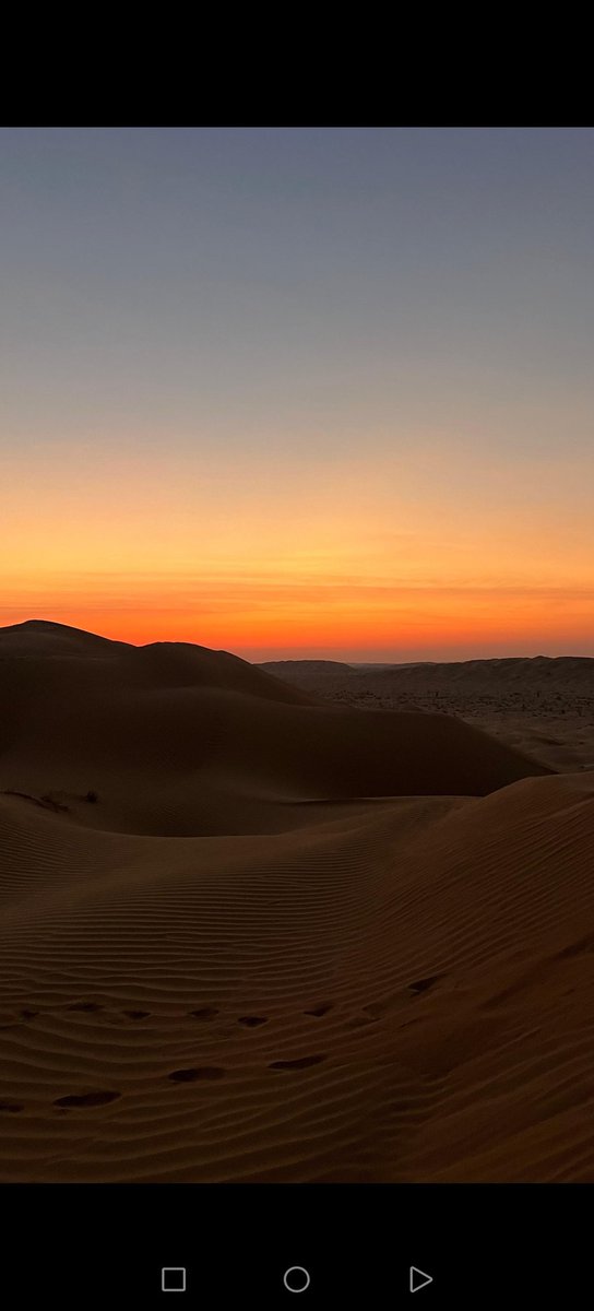 وعدا من طين وذاكرة من زجاج
أحببت بقلب رجال لا يعرف للشك طريقا
وبقلب أمراة لم تعرف للباب طريقا مسدودا 
كان كل شيء حقيقيا. عدا أنت
لم يبقي لي منك إلا وجع جميل يذكرني
أن بعض الوعود تصنع من طين وذاكرة من زجاج