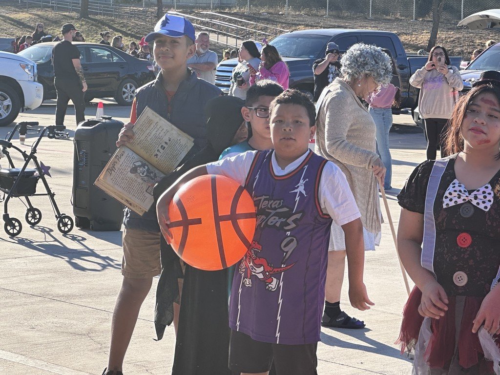 swisd_hcsa's tweet image. We had such a fun week! More of our Book Character Parade!
#SWISDHEROS #RootedHiddenCove #RootedSWISD