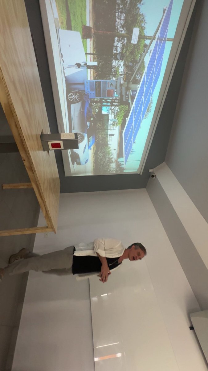 judicodes's tweet image. Kicked off the day having a 1:1 session with Rob Markovic, got loads of insight on how we can better market @lets_dap 

Attended @cryptowanderer workshop where he gave us a mental exercise and we had to think about our solutions from a different perspectives. What stood out for…