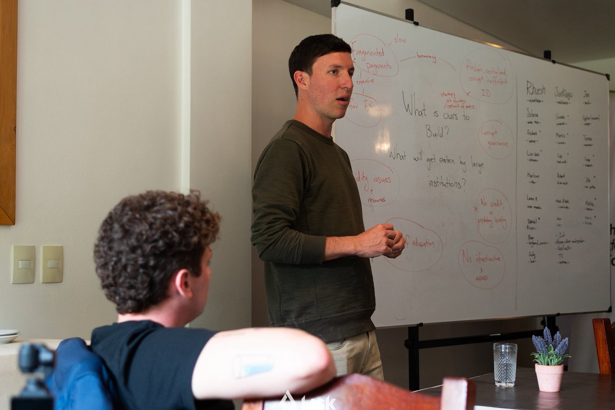 judicodes's tweet image. Kicked off the day having a 1:1 session with Rob Markovic, got loads of insight on how we can better market @lets_dap 

Attended @cryptowanderer workshop where he gave us a mental exercise and we had to think about our solutions from a different perspectives. What stood out for…