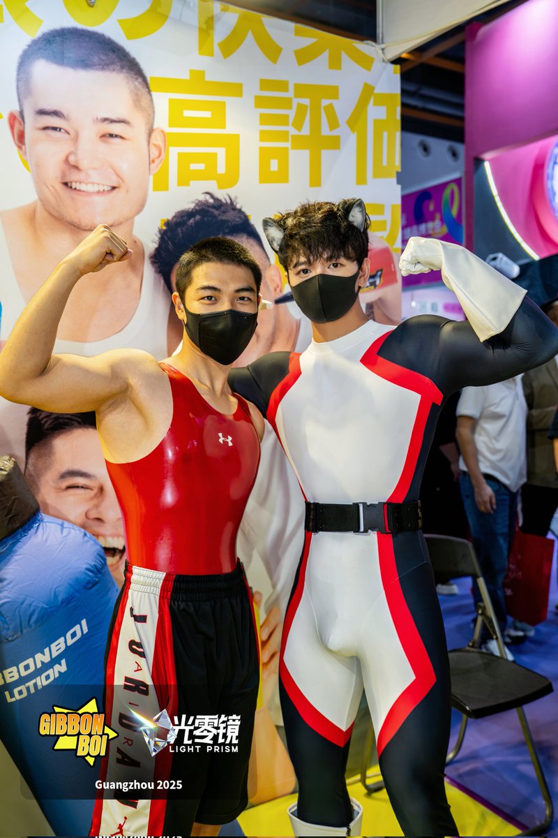 #广州成人展牛马回归
在成人展带🔒站了3天街，仿佛被无休止轮了一样😨
非常感谢参展商【吉邦男子】的邀请<a href="/gibbonboi_store/">GibbonBoi实战测评家</a> 
感恩小伙伴来找我集邮，看到大家能穿上喜欢的装备，大方展示性癖，共赴这场聚会🥰，觉得很美好！
(最后求一下好看的返图🉑私我😘)
📷 <a href="/LightPriSM2023/">光零镜🌈LightPriSM</a>
💪🏻 <a href="/LingYun0/">易凌云</a>