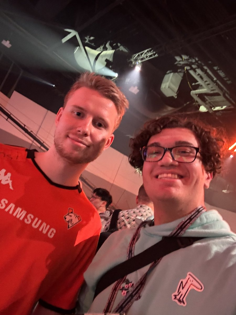 HyperTheWorst's tweet image. yo @FinnsiOW @virtuspro__MR congrats on the huge dub and thanks for signing my og trading card…

but can i get my silver sharpie back please it was my only one 💀