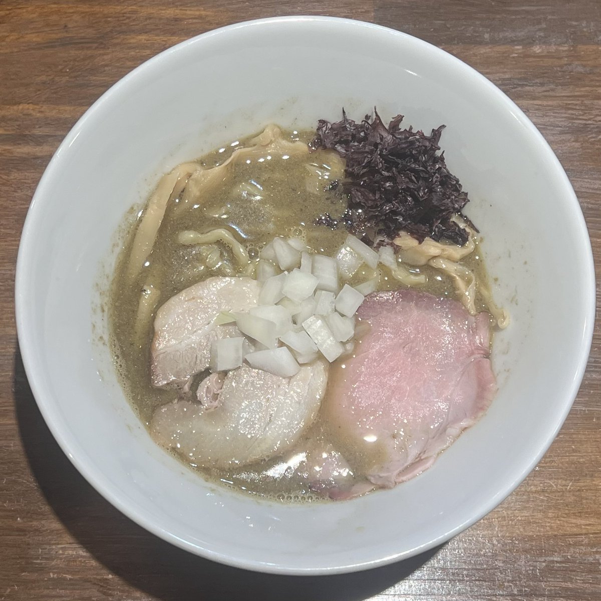 おはようございます☀️

【店舗駐車場】
明り店舗前2台と店舗横の3店舗共同駐車場です。
他店舗様への駐車は御遠慮お願い致します。

❁︎全員お揃いの上、お先に食券をご購入してからお並びください。

【限定】
生姜香る煮干そば(手揉み)
※麺大盛り不可

昼夜ともに5食限定