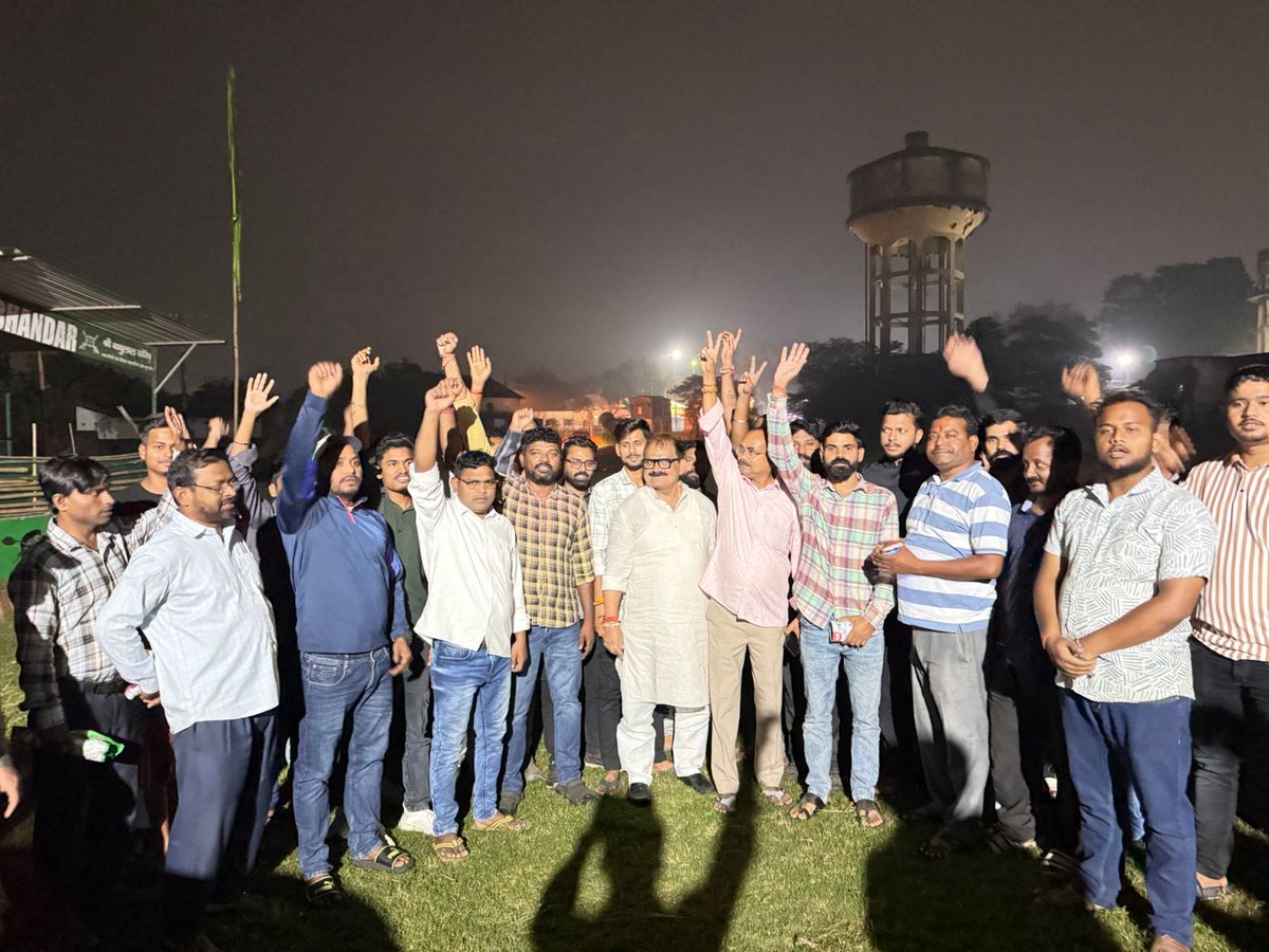 MithileshJMM's tweet photo. घाटशिला — रात्रि युवा संवाद कार्यक्रम।

आज पूर्वी मऊभंडार इमामबाड़ा मैदान और घाटशिला पावड़ा माझी परगना महल हॉल में उत्साही युवाओं के साथ सार्थक संवाद हुआ।

युवाओं ने स्व. रामदास दा के जनसेवा कार्यों को याद करते हुए कहा…हम सब ताउम्र उनके साथ रहेंगे।

रमदास दा अमर रहें।
@HemantSorenJMM @JmmJharkhand