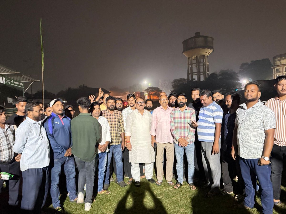 MithileshJMM's tweet photo. घाटशिला — रात्रि युवा संवाद कार्यक्रम।

आज पूर्वी मऊभंडार इमामबाड़ा मैदान और घाटशिला पावड़ा माझी परगना महल हॉल में उत्साही युवाओं के साथ सार्थक संवाद हुआ।

युवाओं ने स्व. रामदास दा के जनसेवा कार्यों को याद करते हुए कहा…हम सब ताउम्र उनके साथ रहेंगे।

रमदास दा अमर रहें।
@HemantSorenJMM @JmmJharkhand
