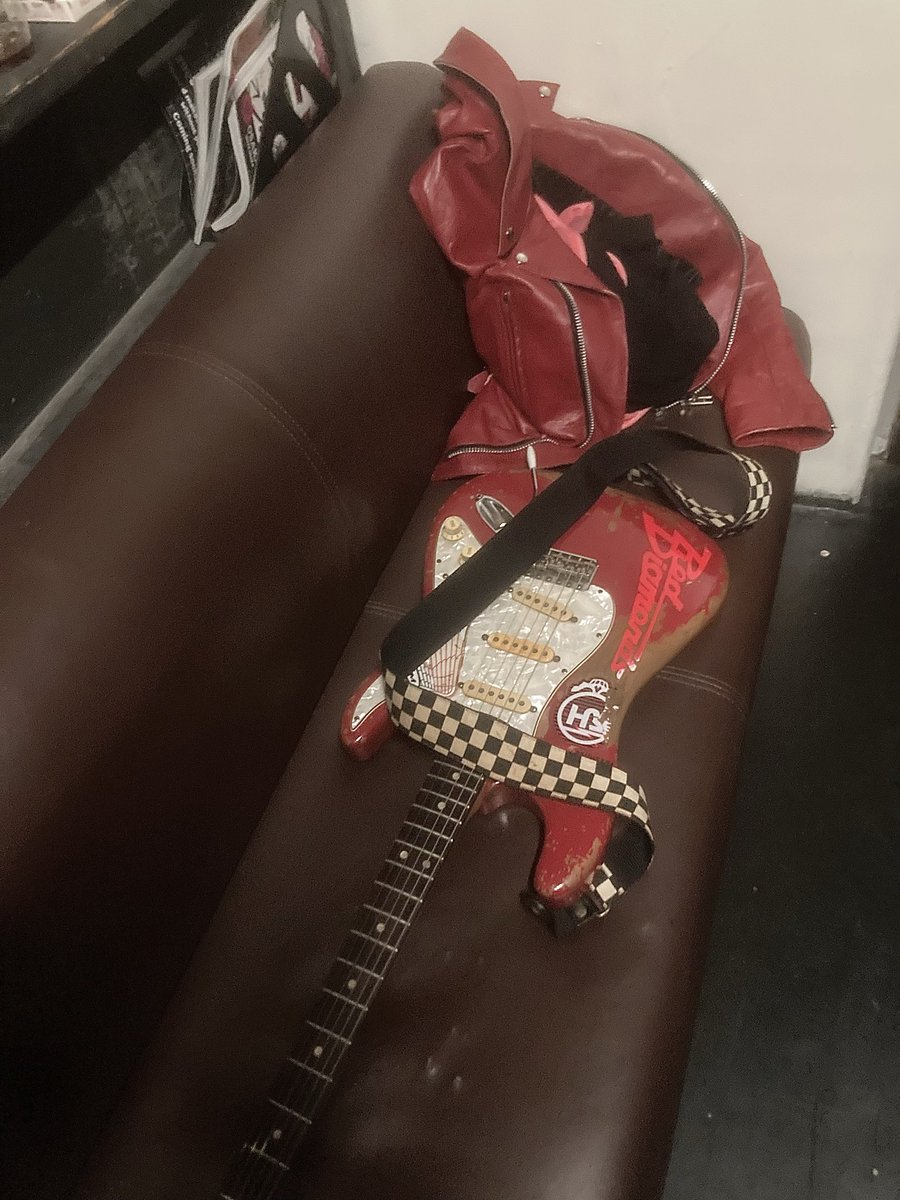 出番以外ずっとフロアにいた
昨夜のSPEARMENはまさに鬼気迫る演奏
the GODはいつだって最高のロックンロール
こんなご時世フロア満たしてくれた人たち
最高の環境を提供してくれた共同企画のSHOWBOAT   
全てにリスペクトと感謝を！
唯一撮った写真
出番直前、楽屋にて出演中NONさんのライダース