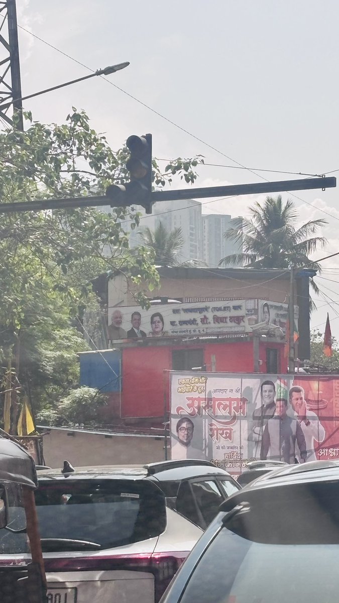 Karan162's tweet photo. @MTPHereToHelp Traffic signal on Link Road Goregaon Near Vigyor school still not fixed. Please fix. https://t.co/QlT2F0MDAf