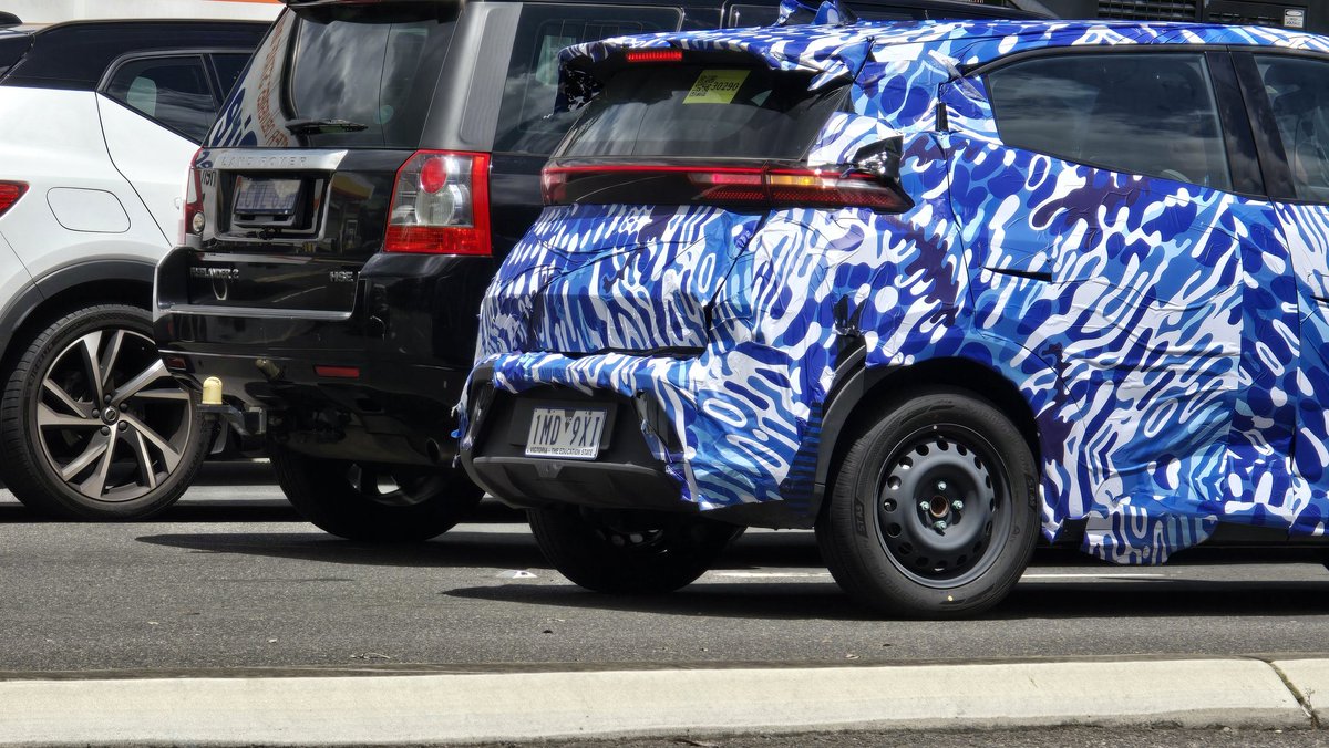 jimhooke's tweet photo. @LudicrousFeed @carloop_au An EV or not an EV, that is the question. Lane Cove Road, Macquarie Park https://t.co/3mJuQg3lHE
