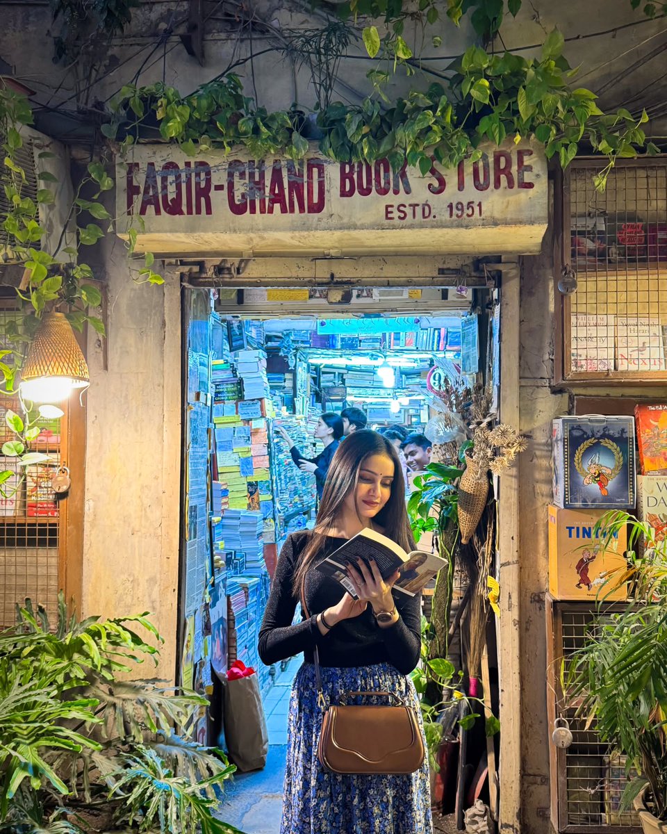 NimrtaSh's tweet image. A world immersed in the fragrance of books