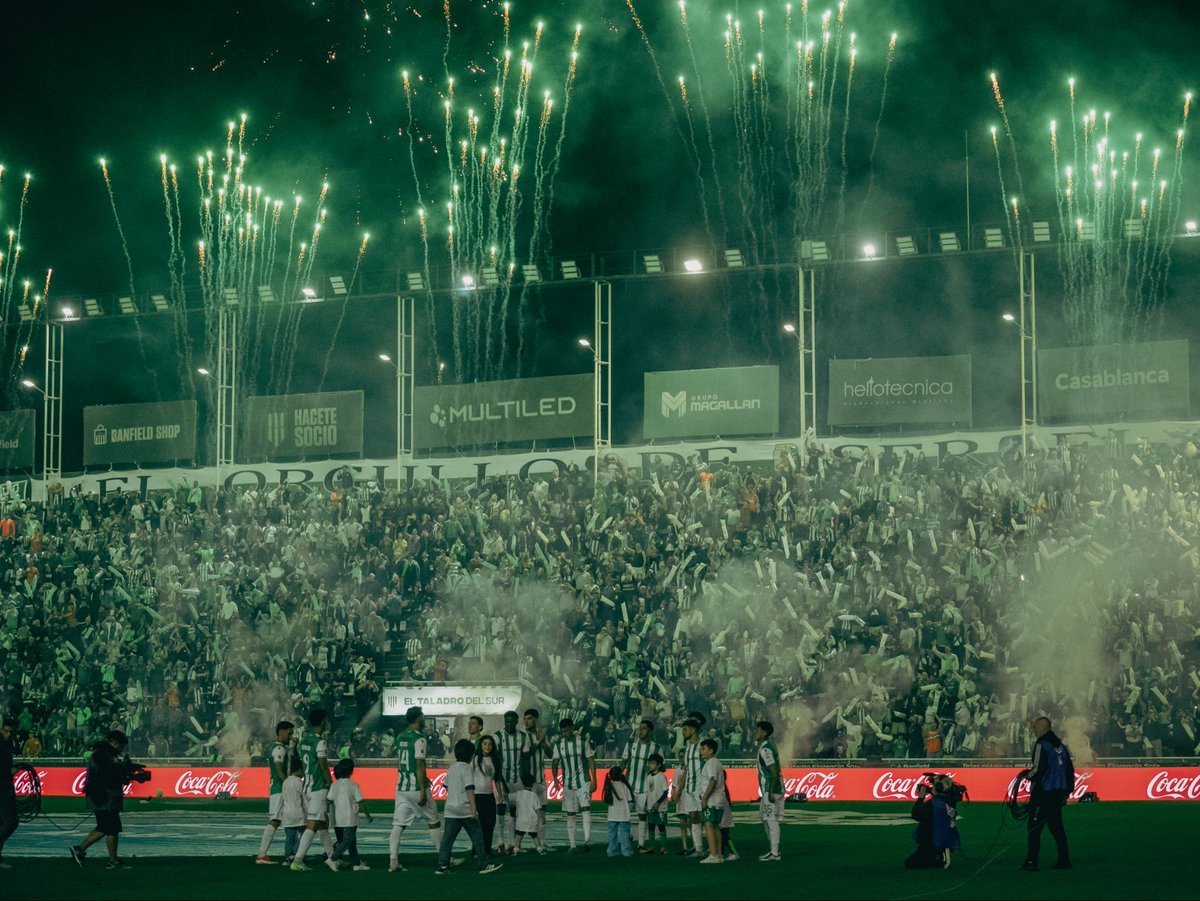 giraltpablo's tweet photo. Qué decir de este triunfazo de Banfield...

Se aseguró la permanencia, le ganó al finalista de la Sudamericana y estiró la paternidad en el clásico del sur a DOCE partidos de diferencia. Lunes inmejorable para el Taladro. https://t.co/vbSEU4Kbez