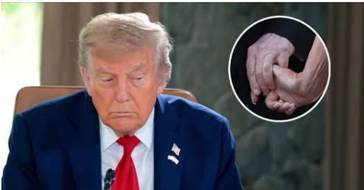 MostTalkedAbou1's tweet photo. Trump shows off ‘wrinkled hands’ amid latest health fear via @MostTalkedAbou1 https://t.co/GOQlKkP56U https://t.co/pgPfk8PmaB