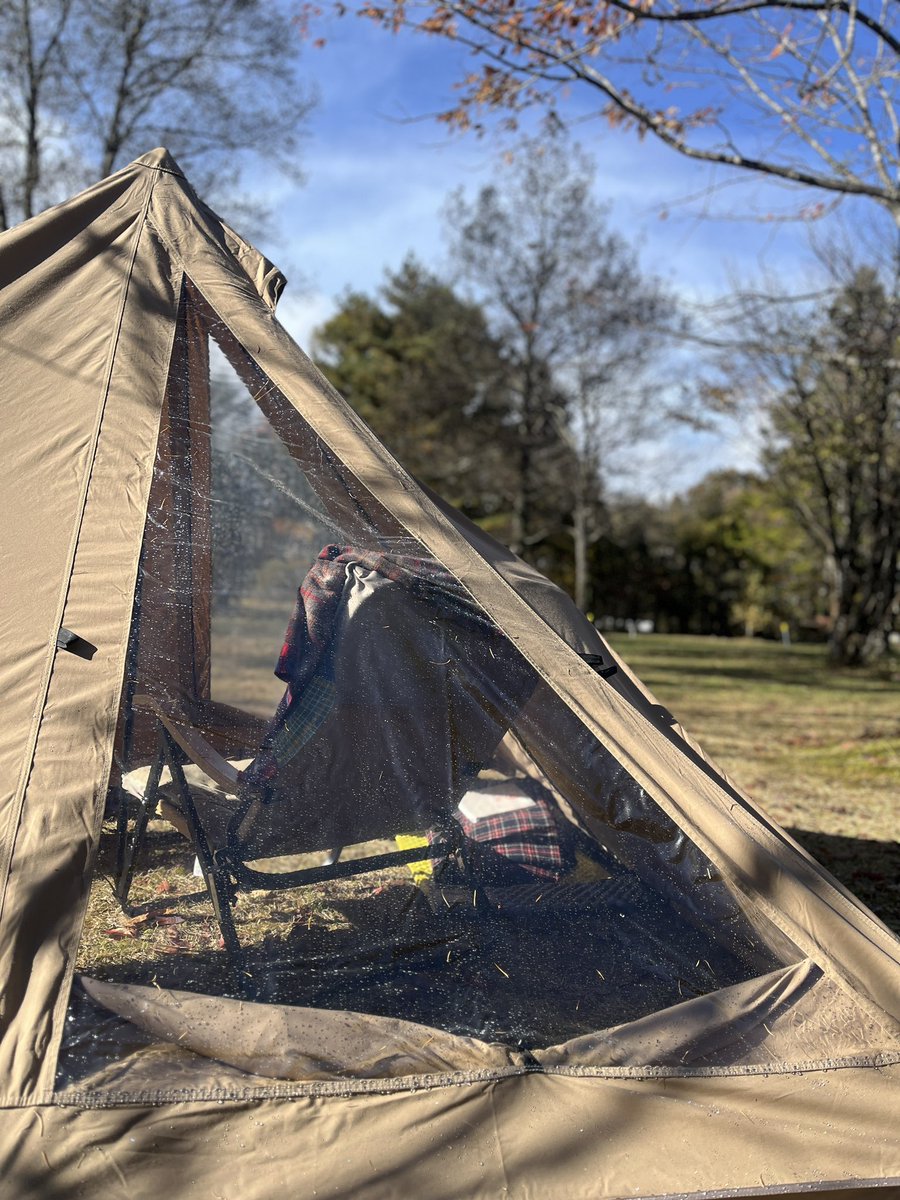 koipanda's tweet photo. はじめまして。「パンダTC+ブライト」といいます。ワンポールテントに大きな窓が2つ。
設営撤収も簡単で、風が強い日もテントに篭りながら、外の景色を堪能できます。
この���は、雨が降ったり晴れたりのコロコロ変わるお天気だったので、引きこもりなキャンプにぴったりなテントでした⛺️ https://t.co/AsGwtXldLk