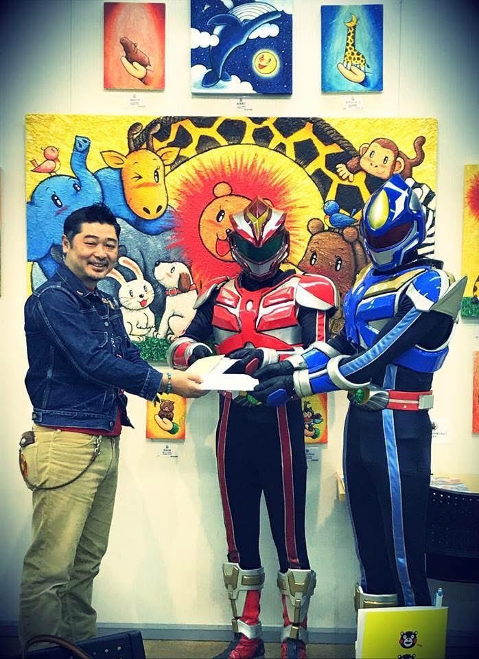 tokuharuaki's tweet photo. 【拡散希望！グランパワーヒノクニ20周年に参加！】

熊本のご当地ヒーロー、グランパワーヒノクニの20周年イベントにアーティストスペースで参加します〜

グランパワーヒノクニとは、熊本地震復興支援で開催した「正義の味方チャリティー」の寄付先としてのご縁でした。
正義の味方チャリティー
https://t.co/TIZw7m5b73
それから僕の熊本個展に応援に来てくれたりと、ずっと繋がっていたので、今回の参加は感慨深いものがあります。しかも錚々たる皆さんと顔を並べて光栄とともに恐縮です。熊本にまた戻ってこれたことがなにより嬉しいです！

●日時：2025年11月8日（土） 10:00～17:30

（開場9:30）
●場所 熊本県大津町文化ホール 観覧無料（定員500名・駐車場有）

【プログラム】
10:00　※オープニング
10:10　グランパワーヒノクニのテーマ・小さな光ライブ（NORTHBOX）
10:30　グランパワーヒノクニ20周年ライブショー
11:30 　高岩成二氏トークショー
12:00　休憩
13:30　パワーヒノクニライブショー（怒りのコントロール編）
14:10　高岩成二氏・村枝賢一氏 トークショー
14:45　村枝賢一氏ライブドローイング
15:15　休憩
16:00　グランパワーヒノクニ20周年ライブショー
16:50　グランドフィナーレ（ヒーロー達がお見送り）

ーーーーー
そしてまたすごい特別企画！高岩成二さんのワークショップです！
僕は一般参加しま〜す！

特別企画　『高岩成二&WIDENアクションワークショップ』開催！

11月9日（日）大津町総合体育館　サブアリーナ
10:00〜12:00 小〜高校生（無料:4年生以上）
13:30〜15:30 一般（8,000円）
16:00〜17:00アクター経験者向け（5,000円）

お申込はこちら
https://t.co/IgbmqtH2VB
若い人たちに『殺陣（たて）』という殴らない格闘技があること、そしてそのような『おしごと』があることを伝えたいという思いで、平成仮面ライダーを演じて来られた高岩成二さんのアクションワークショップを開催します。
興味のある方、初心者の方、こどもたちも、私たちグランパワーヒノクニチームもお手伝いします！

＃熊本県 #グランパワーヒノクニ #高岩成二  #村枝賢一  #岩本佳浩 #徳治昭