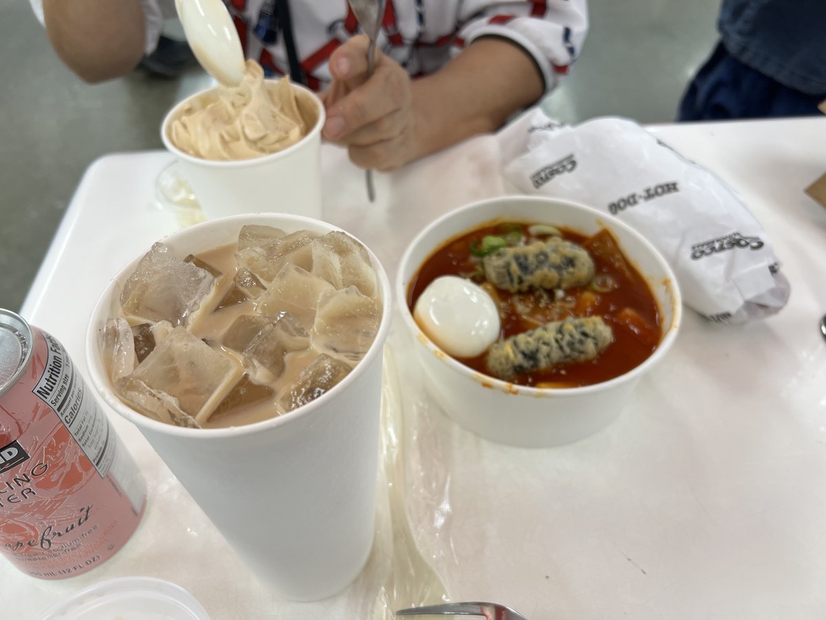 codeandfood's tweet image. I didn&apos;t know I could love @Costco more until I saw a menu with tteokboggi and fish cake soup at Korean costco (it cost only $2.50 😭)

imy korea