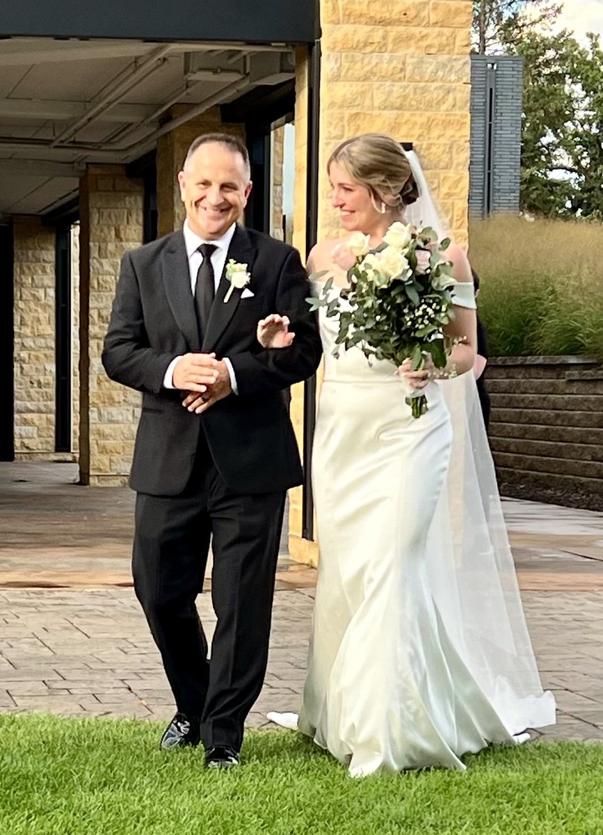 PhilKuemmel11's tweet photo. HAPPY BIRTHDAY 🎊🎈🎉🎁🎂 to my favorite daughter @MKuemmel ! 
She is truly an incredible person that would do anything for those she loves. Enjoy the day! https://t.co/llrDaq9gcb