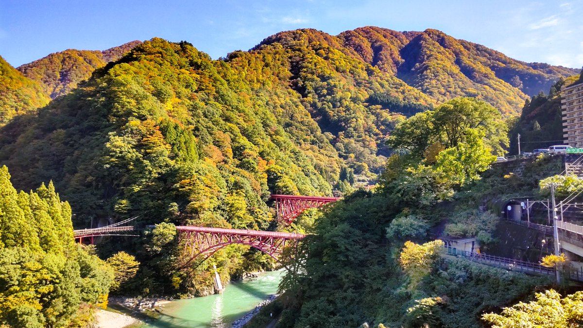 Kurobe_Unazuki's tweet image. 頂上に日が差してきました
やはり今年は色が濃いです
高い山はほぼピークですが手前の山はこれからさらに色づきます
＃紅葉 ＃黒部峡谷 ＃宇奈月温泉