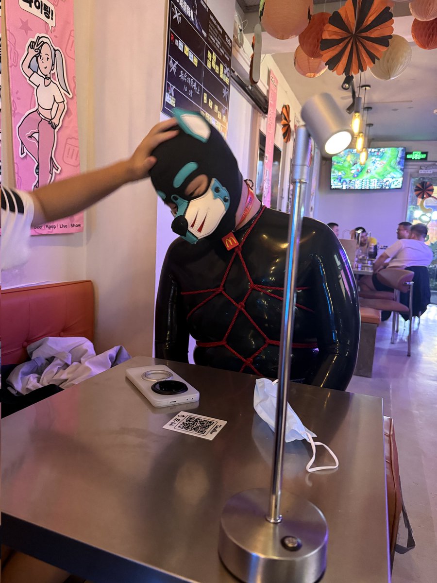 成人展结束惹，好开心呀，打了好多卡，认识了好多新朋友。晚上也被某猫带去CocoRoco羞耻play了一下，其实已经超开心惹，还在照片墙上留下了照片。阿墨也正在尽力的记住各位哦，暂时圈不到请见谅🥺。下次阿墨还要来蹭蹭。