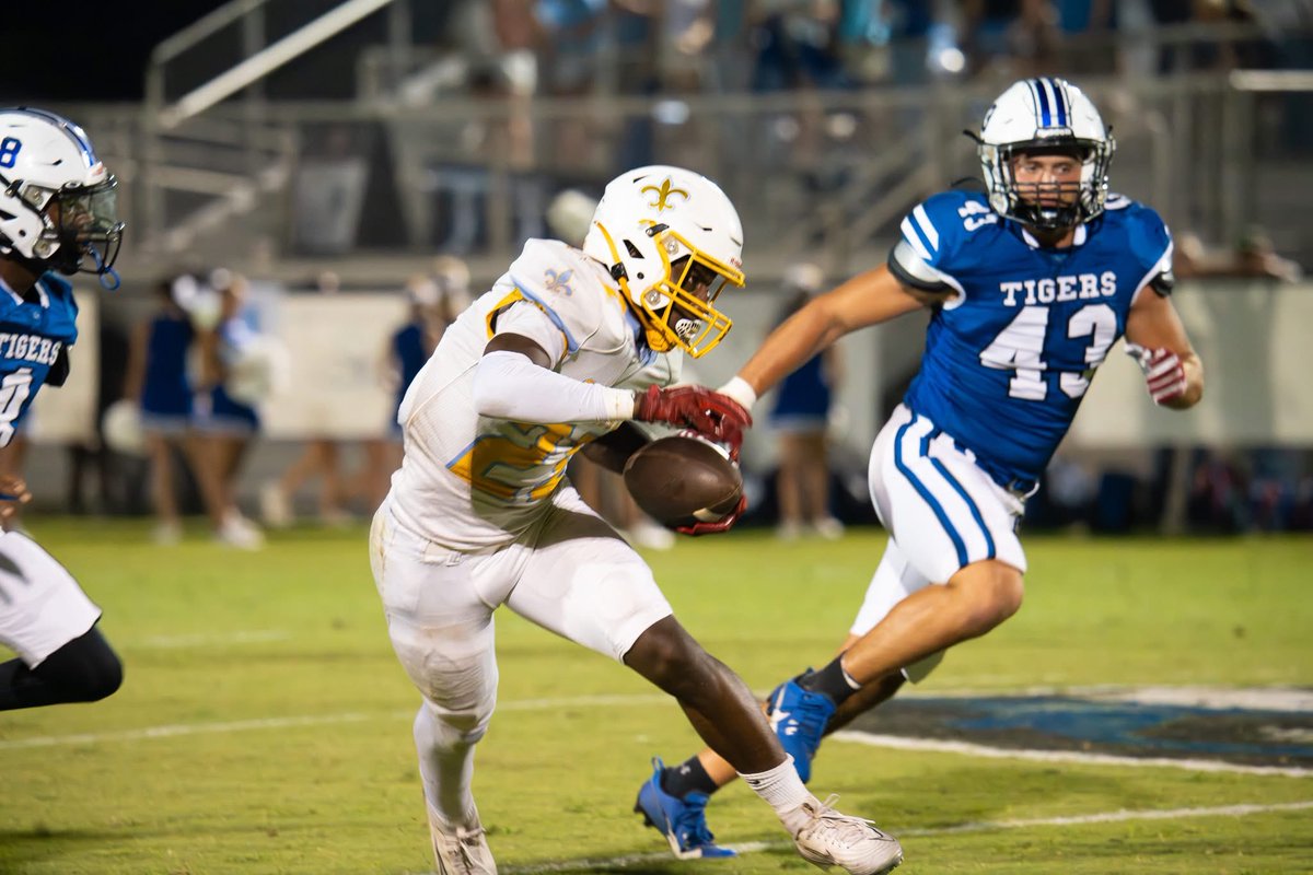 🏈 1K Club Member! Grateful for all the hard work, my teammates, and coaches who made this possible. Always working to get better ready for the next level.| Selma High | RB | C/o2026 #RecruitMe #Football #RB #StudentAthlete #workhardplayhard #offerme hudl.com/v/2SgPtM ⬅️🔥