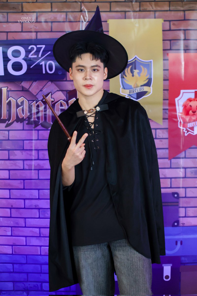 only_vvolkvo's tweet photo. พ่อมดสุดหล่อของเรา ร่ายคาถาประจำตัว 
"WINGAR DIUM LOV(E) i VOLK SA!" 🧙🏻‍♂️🪄🔮 

#18thEnchantedVolk 
#vvolkvo  #VolkVachirawit https://t.co/AIiPA0st6y