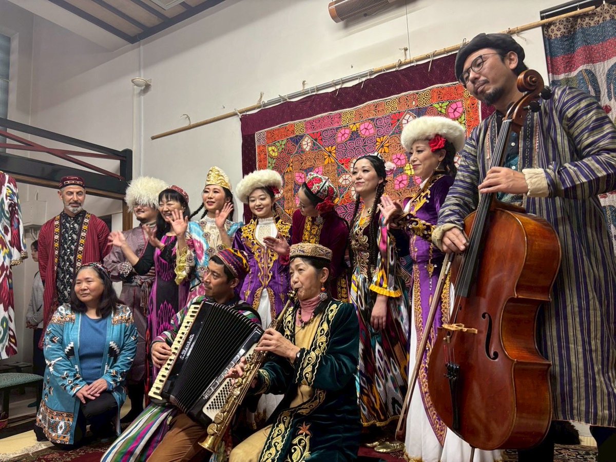 遅ればせながら、先日11/1の上野・宋雲院にて開催された『シルクロードバザール vol.10』
トラぺ座で演奏してきました。
中央アジア民族舞踊グループGulistonのアーニャさんの踊りに合わせて、ウズベク舞踊曲「Мустахзод」演奏しました。
ありがとうございました。
運営の皆さんお疲れ様でした‼️